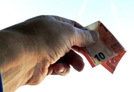 Misleading Claims Overstate Czech Aid to Ukraine, Nearly Half of Czechs Believe Them